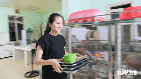 Hạnh ơi, cố lên! - Ảnh 1. Lò Thị Hạnh xin phụ việc ở căng tin Trường ĐH Điện lực để đỡ tiền ăn vì mỗi ngày được miễn phí hai suất cơm - Ảnh: HÀ THANH