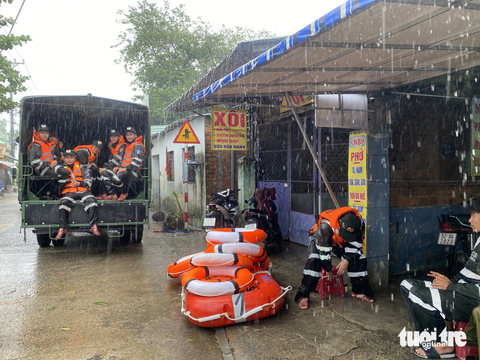 Vùng lũ Đà Nẵng tái ngập, quân đội và công an chốt chặn trước khu dân cư - Ảnh 1. Cảnh sát cơ động túc trực trước các điểm ngập để sẵn sàng ứng cứu