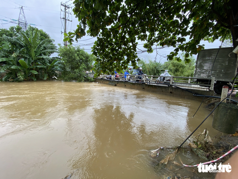 Vùng lũ Đà Nẵng tái ngập, quân đội và công an chốt chặn trước khu dân cư - Ảnh 3. Nước lũ đổ về chạm thành cầu nối thông đường Mẹ Suốt