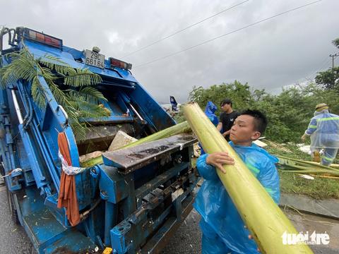 Vùng lũ Đà Nẵng tái ngập, quân đội và công an chốt chặn trước khu dân cư - Ảnh 7. Rác rưởi, cây cối được đơn vị vệ sinh môi trường dọn dẹp để không trôi xuống kênh gây tắc dòng chảy .