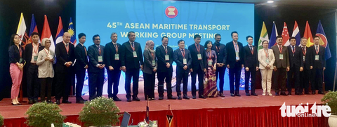 Việt Nam đăng cai hội nghị hàng hải ASEAN, giải pháp phát triển bền vững - Ảnh 1. Lãnh đạo Cục Hàng hải Việt Nam cùng đại diện các quốc gia khai mạc hội nghị Nhóm công tác giao thông hàng hải ASEAN (MTWG) lần thứ 45 - Ảnh: THU DUNG