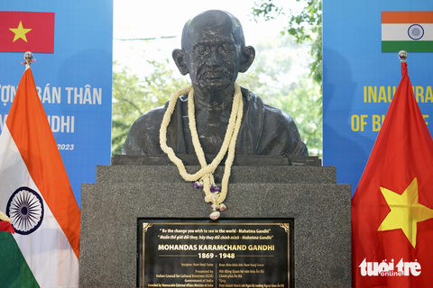 Ngoại trưởng Ấn Độ khánh thành tượng lãnh tụ Gandhi ở trung tâm TP.HCM - Ảnh 4. Tượng bán thân lãnh tụ Ấn Độ Mahatma Gandhi tại công viên Tao Đàn (quận 1) - Ảnh: HỮU HẠNH