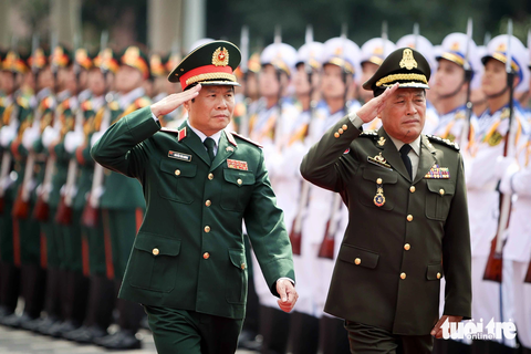 Thượng tướng Nguyễn Tân Cương chủ trì lễ đón Tổng Tư lệnh Quân đội Hoàng gia Campuchia - Ảnh 1. Thượng tướng Nguyễn Tân Cương, tổng tham mưu trưởng Quân đội nhân dân Việt Nam, thứ trưởng Bộ Quốc phòng và Đại tướng Vong Pisen, tổng tư lệnh Quân đội Hoàng gia Campuchia duyệt đội danh dự