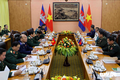 Thượng tướng Nguyễn Tân Cương chủ trì lễ đón Tổng Tư lệnh Quân đội Hoàng gia Campuchia - Ảnh 5. Thượng tướng Nguyễn Tân Cương, tổng tham mưu trưởng Quân đội nhân dân Việt Nam, thứ trưởng Bộ Quốc phòng và Đại tướng Vong Pisen, tổng tư lệnh Quân đội Hoàng gia Campuchia tại cuộc hội đàm chính thức