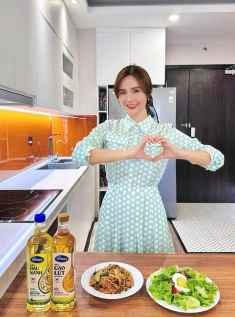 Chuyên gia chia sẻ bí quyết chăm sóc sức khỏe tim mạch - Ảnh 3. Huyền Lizzie đầu tư loại dầu ăn có thành phần nguyên liệu tốt cho tim để bảo vệ sức khỏe gia đình