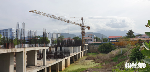 Công trình xây dựng dở dang bên trong khu đất 28E Trần Phú - Ảnh: DUY THANH Công trình xây dựng dở dang bên trong khu đất 28E Trần Phú - Ảnh: DUY THANH
