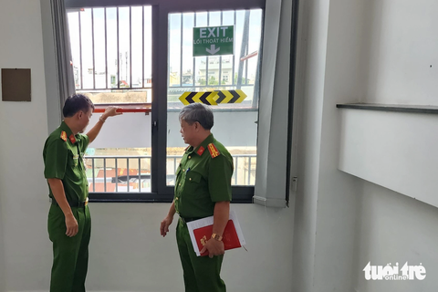 Tòa nhà chưa nghiệm thu phòng cháy đã cho cho khách lưu trú, thuê văn phòng - Ảnh 1. Đoàn kiểm tra khu vực cửa thoát hiểm tại tòa nhà - Ảnh: MINH HÒA