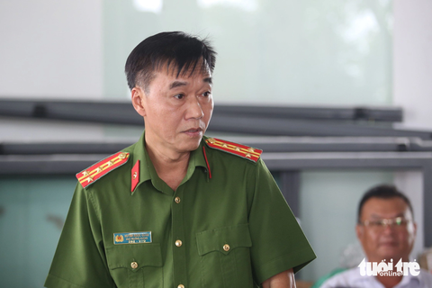 Tòa nhà chưa nghiệm thu phòng cháy đã cho cho khách lưu trú, thuê văn phòng - Ảnh 2. Đại tá Huỳnh Ngọc Quan phát biểu tại buổi kiểm tra - Ảnh: MINH HÒA
