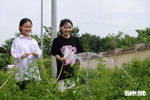 'Hoa trên bản' xuống núi 'bắt cái chữ' - Ảnh 1. Tại Trung tâm Công tác xã hội và bảo trợ xã hội tỉnh Yên Bái, khoảng trống ký ức tuổi thơ của Dua được lấp đầy bằng những kỷ niệm đẹp với các em ở trung tâm - Ảnh: NGUYÊN BẢO