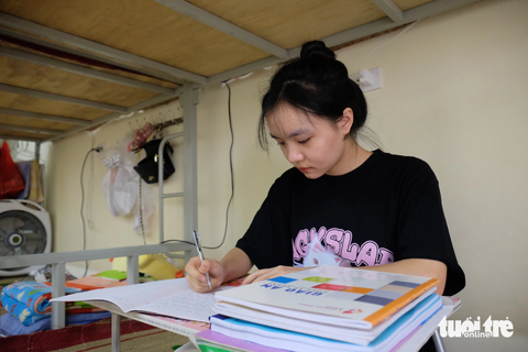 'Hoa trên bản' xuống núi 'bắt cái chữ' - Ảnh 3. Ước mơ của Dua là một ngày nào đó sẽ được trở về góp sức cho quê hương Mù Cang Chải phát triển du lịch - Ảnh: NGUYÊN BẢO