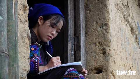 'Hoa trên bản' xuống núi 'bắt cái chữ' - Ảnh 6. Trên đỉnh Tơ Phồ Xa, Phe như bông hoa trên đỉnh núi - Ảnh: NGUYÊN BẢO