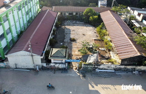 Nghịch lý ở xã đảo Thạnh An: Trạm Y tế chật hẹp xuống cấp, trường học bỏ hoang - Ảnh 6. Trong khi đó, cách trạm y tế không xa là Trường trung học cơ sở Thạnh An (cũ), có tổng diện tích gần 2.000m² với ba dãy nhà cấp 4 bỏ hoang nhiều năm nay. Đây là địa điểm được đề xuất xây dựng trạm y tế mới, nhưng đến nay vẫn chưa thể khởi động - Ảnh: DUYÊN PHAN