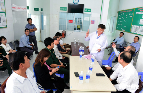 Nghịch lý ở xã đảo Thạnh An: Trạm Y tế chật hẹp xuống cấp, trường học bỏ hoang - Ảnh 10. Đoàn công tác của Sở Y tế TP.HCM nhiều lần ra Thạnh An và mong muốn cùng với địa phương và UBND TP thúc đẩy dự án này nhằm chăm sóc tốt nhất cho sức khỏe người dân. Đây cũng là một trong nhiều nhiệm vụ của đề án củng cố và nâng cao năng lực y tế Cần Giờ đến năm 2030 - Ảnh: DUYÊN PHAN