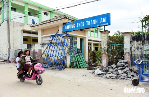 Nghịch lý ở xã đảo Thạnh An: Trạm Y tế chật hẹp xuống cấp, trường học bỏ hoang - Ảnh 9. Từ tháng 10-2022, Ban quản lý dự án đầu tư xây dựng khu vực huyện Cần Giờ có văn bản xin ý kiến góp ý về quy mô, phương án đầu tư xây dựng mới trạm y tế tại Trường trung học cơ sở Thạnh An (cũ), với vốn đầu tư gần 40 tỉ đồng - Ảnh: DUYÊN PHAN