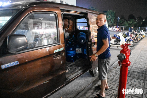 Cư dân chung cư Hà Nội quay cuống trong cơn khủng hoảng nước sạch - Ảnh 6. Không thể chờ đợi, người đàn ông này quyết định mua 30 thùng nước về cho gia đình sử dụng - Ảnh: HỒNG QUANG