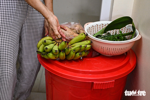 Cư dân chung cư Hà Nội quay cuống trong cơn khủng hoảng nước sạch - Ảnh 11. Thiếu nước sạch, bà Hoa phải mua các loại củ, quả để ăn thay rau. Bà lý giải những loại này sẽ không phải rửa - Ảnh: HỒNG QUANG