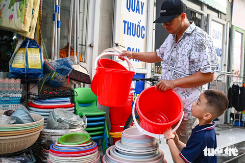 Cư dân chung cư Hà Nội quay cuống trong cơn khủng hoảng nước sạch - Ảnh 15. Nhu cầu trữ nước tăng khiến nhiều loại đồ nhựa tại đây luôn trong tình trạng "cháy hàng" - Ảnh: HỒNG QUANG