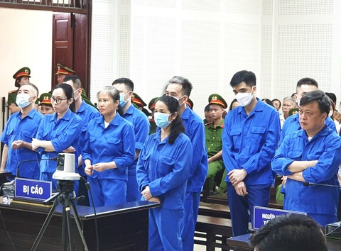 Cựu giám đốc Sở Giáo dục và đào tạo Quảng Ninh lãnh 15 năm tù - Ảnh 1. Cựu giám đốc Sở Giáo dục và đào tạo Quảng Ninh Vũ Liên Oanh (hàng đầu, bìa phải) cùng các đồng phạm nghe hội đồng xét xử Tòa án nhân dân tỉnh Quảng Ninh tuyên án - Ảnh: T.THẮNG