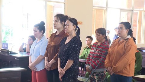 Phạt 88 năm tù nhóm người tổ chức bán phụ nữ qua Trung Quốc - Ảnh 1. Các bị cáo có hành vi mua bán người bị phạt tổng cộng 88 năm tù - Ảnh: TIẾN LUẬN