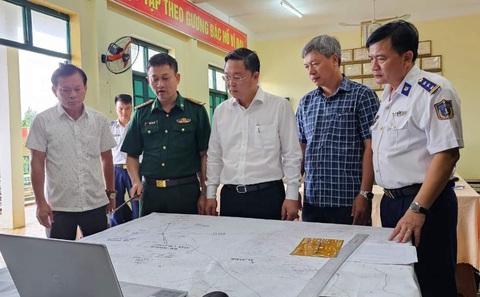 Tàu câu mực Quảng Nam bị sóng đánh chìm ở Trường Sa, 14 ngư dân mất tích trên biển - Ảnh 1. Chủ tịch UBND tỉnh Quảng Nam Lê Trí Thanh (thứ 3 từ trái qua) đang chỉ đạo công tác tìm kiếm các ngư dân mất tích tại Sở chỉ huy tiền phương - Ảnh: V.M
