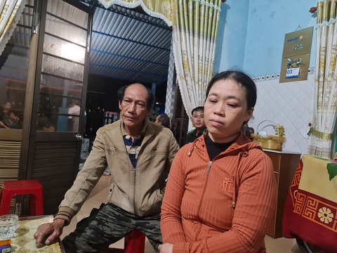 Chìm tàu câu mực 13 ngư dân mất tích: Đêm trắng âu lo - Ảnh 5. Ông Minh vừa câu mực về đến đất liền sáng nay thì hay tin em trai mất tích, người em út của ông cũng đang câu mực ở Trường Sa - Ảnh: TRẦN MAI