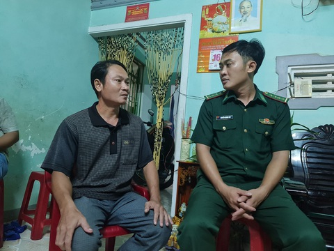 Chìm tàu câu mực 13 ngư dân mất tích: Đêm trắng âu lo - Ảnh 4. Các chiến sĩ biên phòng đến với gia đình ngư dân, sẻ chia, động viên mọi người bình tĩnh - Ảnh: LÊ TRUNG