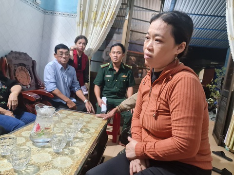 Chìm tàu câu mực 13 ngư dân mất tích: Đêm trắng âu lo - Ảnh 3. Chị Nghị thẫn thờ từ lúc hay tin tàu gặp nạn, chồng chị chẳng biết giờ thế nào - Ảnh: TRẦN MAI