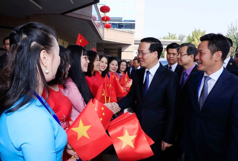 Chủ tịch nước Võ Văn Thưởng đến Trung Quốc, lịch trình dày đặc hoạt động - Ảnh 2. Cán bộ, nhân viên đại sứ quán và cộng đồng người Việt Nam tại Trung Quốc đón Chủ tịch nước Võ Văn Thưởng - Ảnh: TTXVN