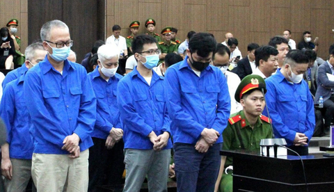 Vụ cao tốc Đà Nẵng-Quảng Ngãi: Một số nhà thầu không đồng ý bồi thường - Ảnh 1. Các bị cáo tại tòa - Ảnh: DANH TRỌNG