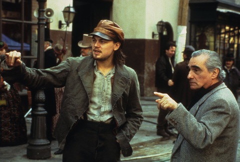 Martin Scorsese nói về 'duyên nợ' 20 năm với Leonardo DiCaprio - Ảnh 3. Leonardo DiCaprio và đạo diễn Martin Scorsese trên phim trường 'Gangs of New York' - Ảnh: Touchstone Pictures
