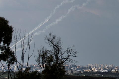 Vì sao Liên Hiệp Quốc bác dự thảo nghị quyết Nga đề xuất vụ Israel - Hamas? - Ảnh 2. Rocket tiếp tục được phóng từ Dải Gaza về hướng lãnh thổ Israel vào ngày 16-10 - Ảnh: REUTERS