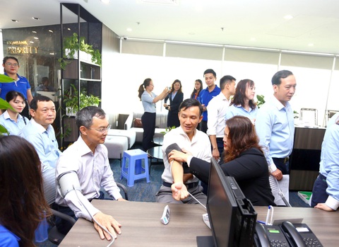 Eximbank tổ chức ngày hội hiến máu vì cộng đồng 2023 - Ảnh 1. Ông Đào Hồng Châu - phó tổng giám đốc của Eximbank (bên trái) - kiểm tra sức khỏe trước khi tham gia hiến máu - Ảnh: EIB