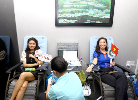 Eximbank tổ chức ngày hội hiến máu vì cộng đồng 2023 - Ảnh 2. Bà Lê Thị Mai Loan - thành viên hội đồng quản trị kiêm phó tổng giám đốc Eximbank (bên phải) - tham gia chương trình hiến máu - Ảnh: EIB