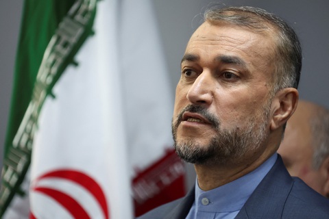 Iran cảnh báo sắp có 'hành động phủ đầu' chống lại Israel - Ảnh 1. Ngoại trưởng Iran Hossein Amir-Abdollahian phát biểu trong cuộc họp báo chung với Ngoại trưởng Lebanon Abdallah Bou Habib tại Beirut, Lebanon hôm 13-10 - Ảnh: REUTERS
