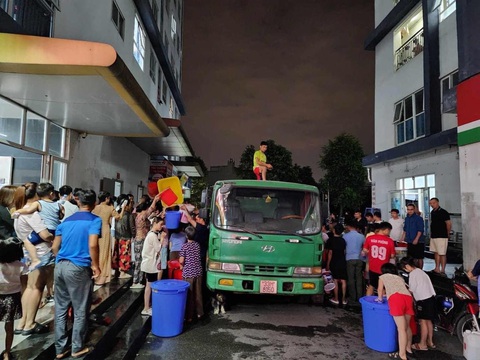 Vụ khu đô thị Thanh Hà bị cúp nước: Trung chuyển nước sạch từ sông Đuống về phục vụ dân - Ảnh 1. Người dân tại khu đô thị Thanh Hà (Hà Nội) bị cúp nước mấy ngày qua - Ảnh: Người dân cung cấp