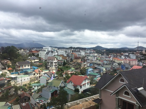 Báo Tuổi trẻ mời những người "sơ hở" là đi Đà Lạt hiến kế phát triển du lịch bền vững - Ảnh 3. Các thung lũng, con hẻm, ngọn đồi tại Đà Lạt được lấp đầy bởi rất nhiều khách sạn, homestay, quán cà phê... mà không có trật tự - Ảnh: MINH HUYỀN