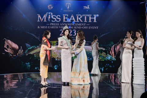 Ban Tổ chức Miss Earth 2023 trao sash cho Hoa hậu Lan Anh Ban tổ chức Miss Earth 2023 trao sash cho hoa hậu Lan Anh