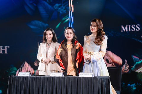 Đại diện Ban Tổ chức Miss Earth 2023 tại Việt Nam Bà Lorraine Schuck (giữa) - đại diện ban tổ chức Miss Earth 2023 - tại Việt Nam