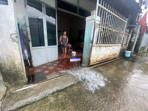 Mưa lớn quay lại, Đà Nẵng thông báo khẩn cho học sinh tiếp tục nghỉ học - Ảnh 3. Người dân vùng ngập lụt Đà Nẵng dọn dẹp nhà cửa khi mưa vứt dứt - Ảnh: B.D.