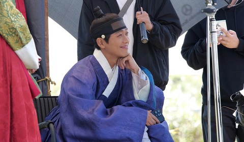 Màn cameo của Yoo Jae Suk, Haha trong My Dearest bị chê phản cảm - Ảnh 10. Nam Goong Min thủ vai chính Jang Hyun phấn khích theo dõi phần ghi hình của dàn cameo đặc biệt