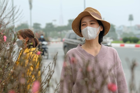 Người dân đi mua hoa đào trong dịp Tết Nguyên đán - Ảnh: GIA ĐOÀN Người dân đi mua hoa đào trong dịp Tết Nguyên đán - Ảnh: GIA ĐOÀN