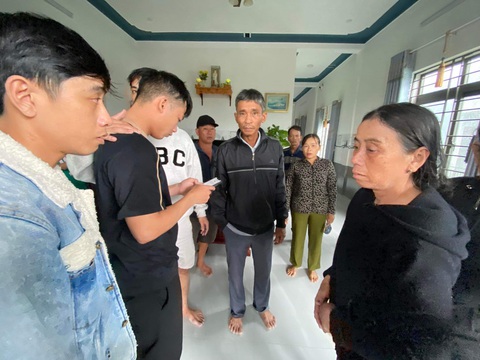Tàu câu mực chìm ở Trường Sa, cứu được 42 người, còn 11 ngư dân mất tích - Ảnh 4. Gia đình ngư dân Đỗ Văn Hải, người vừa được cứu sống, đã vui hơn khi xem được tin tức người thân- Ảnh: LÊ TRUNG