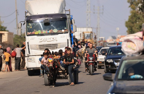 Một số người đang quay trở về miền bắc dải Gaza - Ảnh 2. Một số người sơ tán đến miền nam Gaza bằng xe lừa kéo - Ảnh: WALL STREET JOURNAL