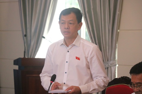 TP.HCM: Cử tri kiến nghị nâng lương khởi điểm với bác sĩ mới ra trường - Ảnh 3. Ông Nguyễn Tri Thức - giám đốc Bệnh viện Chợ Rẫy TP.HCM - phát biểu tại hội nghị tiếp xúc cử tri - Ảnh: CẨM NƯƠNG