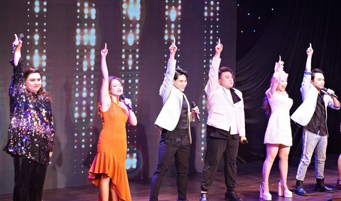 Phần mở màn đa màu sắc với tiết mục On Broadway của các nghệ sĩ ITS Phần mở màn đa màu sắc với tiết mục On Broadway của các nghệ sĩ ITS