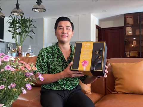 Thế Giới Nước Hoa ra mắt set quà tặng 20-10 độc đáo - Ảnh 2. MC Nguyên Khang hào hứng làm hẳn một video review về set quà độc nhất này