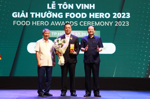 Ông Sooksunt Jiumjaiswanglerg được vinh danh ‘Anh hùng thực phẩm’ với giải thưởng ‘Cống hiến trọn đời’ - Ảnh 1. Ông Sooksunt Jiumjaiswanglerg, phó chủ tịch Ban chấp hành CPF (đứng giữa) vinh dự được nhận giải thưởng "Thành tựu Cống hiến Trọn đời"