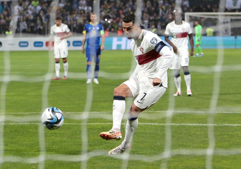 Điểm tin thể thao sáng 17-10: Ronaldo lập cú đúp giúp Bồ Đào thắng '5 sao' - Ảnh 1. Ronaldo với cú sút phạt đền mở tỉ số cho Bồ Đào Nha trước Bosnia and Herzegovina - Ảnh: Reuters