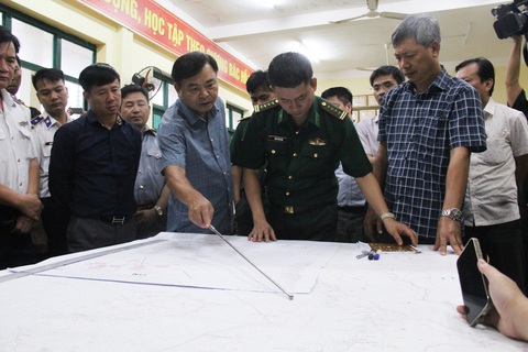 Hai tàu câu mực chìm, thứ trưởng hỏi: Có điều thần kỳ xảy ra không - Ảnh 1. Thứ trưởng Nguyễn Hoàng Hiệp (cầm cây) chỉ đạo việc tìm kiếm theo hướng dòng hải lưu sẽ đạt hiệu quả hơn - Ảnh: TRẦN MAI