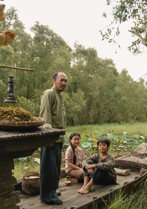 Tiến Luật kể cảnh phim 'lầy lội' nhất Đất rừng phương Nam - Ảnh 5. Tiến Luật có nhiều cảnh đóng chung cùng Bảo Ngọc, Hạo Khang - hai diễn viên nhí nổi bật trong phim